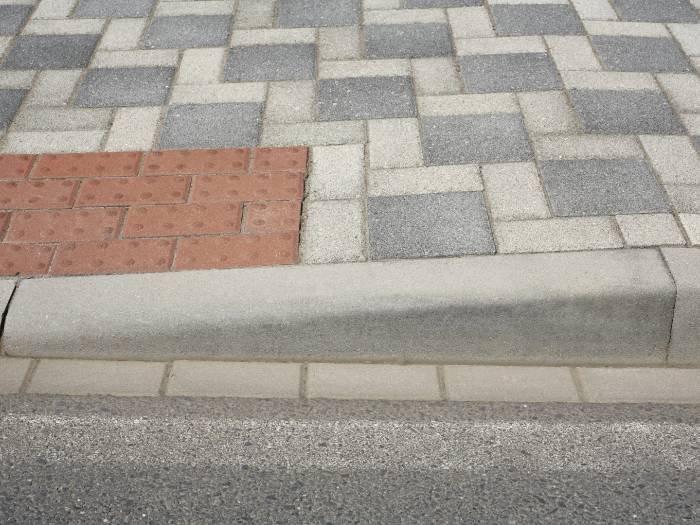 BEST MONO přechodový PRAVÝ obrubník přírodní - Betonové prvky obrubníky a palisády